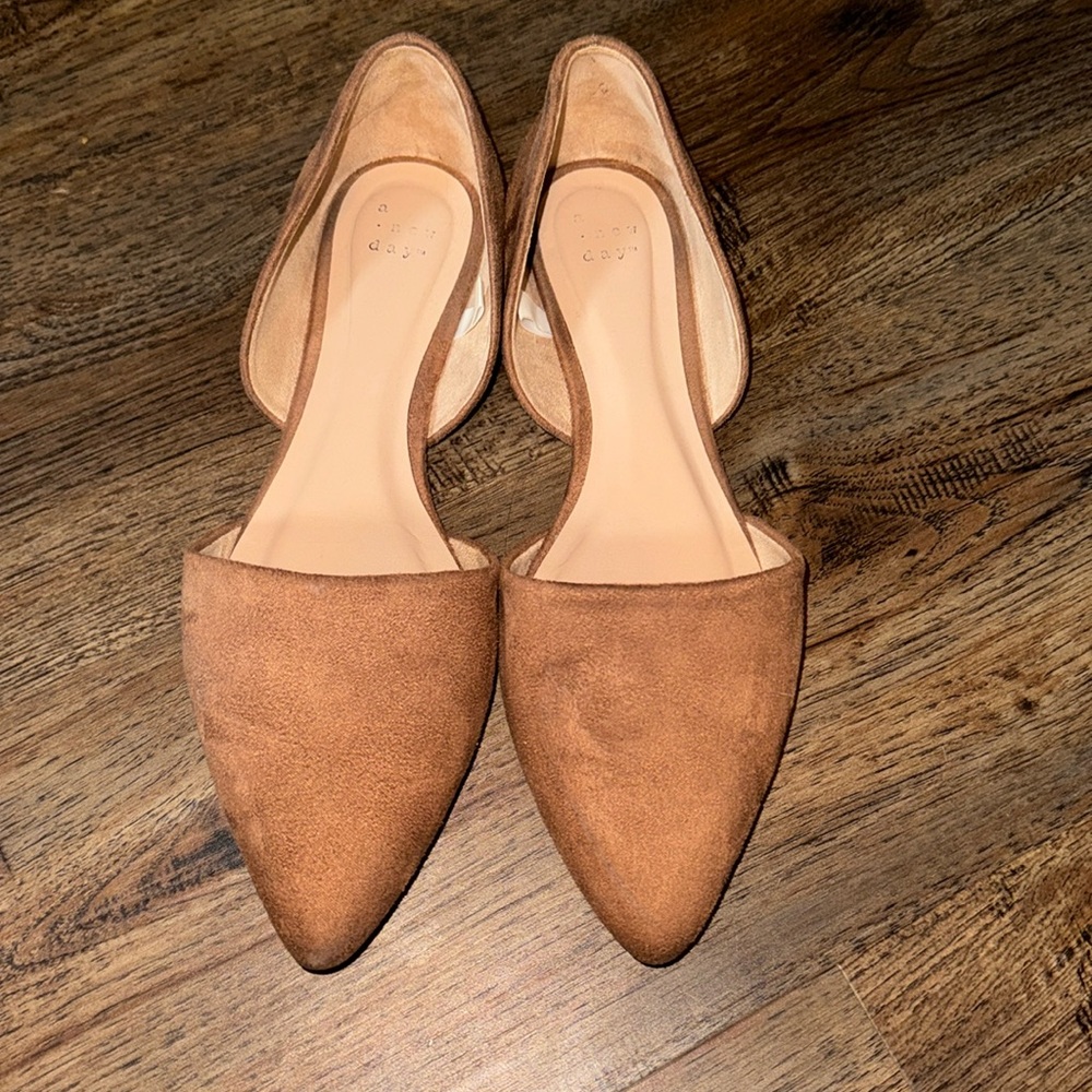Women’s- suede flat